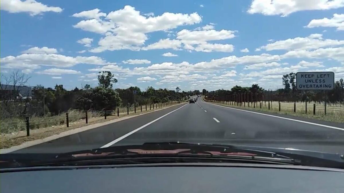 いかにもオーストラリアらしい風景～シドニー高速道路M7
